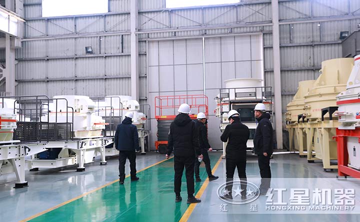 客戶參觀紅星花崗巖制砂機(jī)廠區(qū)