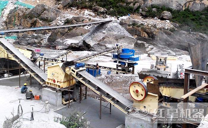 江西客戶時(shí)產(chǎn)50噸石灰?guī)r破碎現(xiàn)場(chǎng)