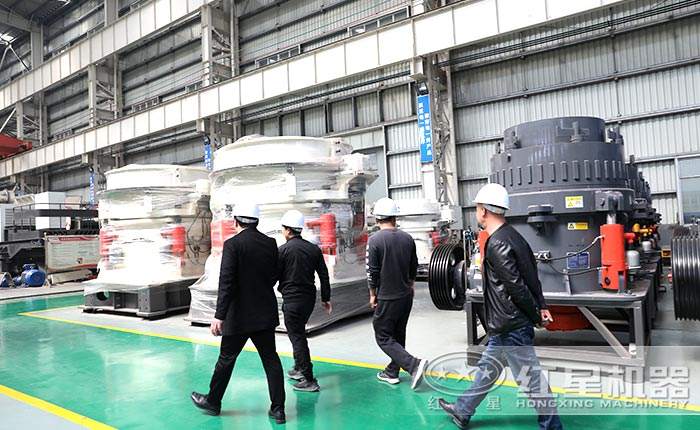 客戶來(lái)紅星破碎機(jī)廠區(qū)考察