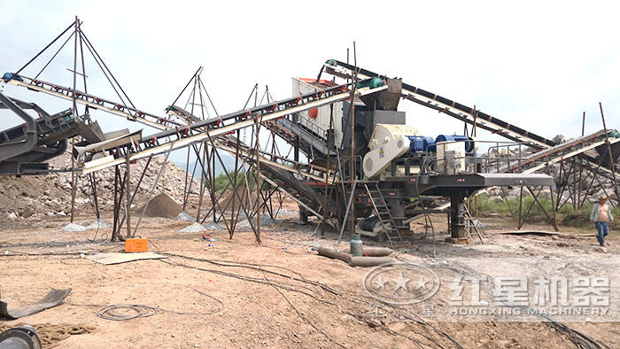 移動碎石機(jī)械設(shè)備施工現(xiàn)場