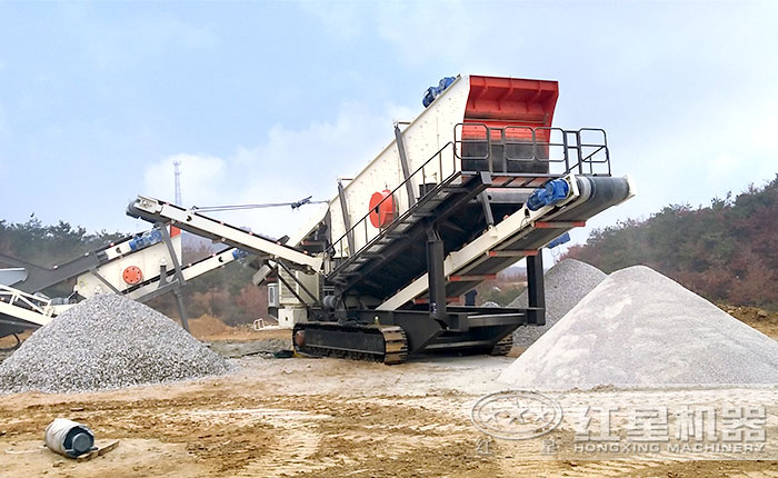 小型移動(dòng)破碎機(jī)工作現(xiàn)場(chǎng)