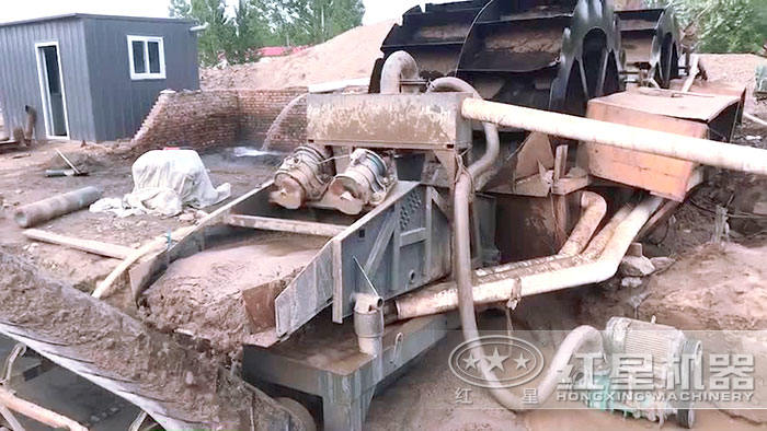 輪斗洗砂機(jī)清洗鵝卵石沙子現(xiàn)場(chǎng)