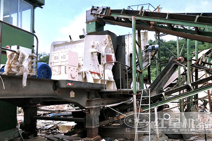 移動(dòng)碎石破碎機(jī)搭載反擊破碎機(jī)