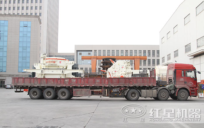 花崗巖破碎生產(chǎn)線設(shè)備之反擊破碎機、制砂機發(fā)貨