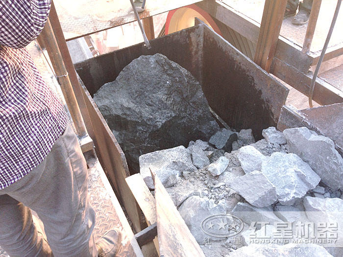 顎式破碎機(jī)加工物料現(xiàn)場