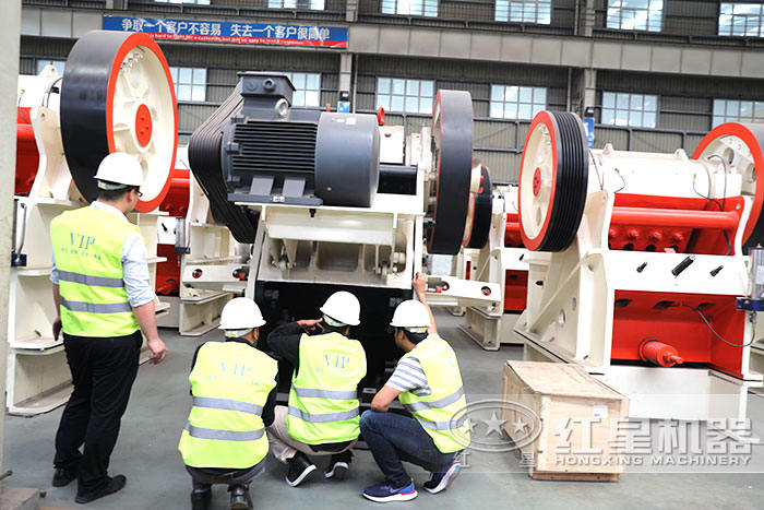 客戶參觀顎式破碎機(jī)