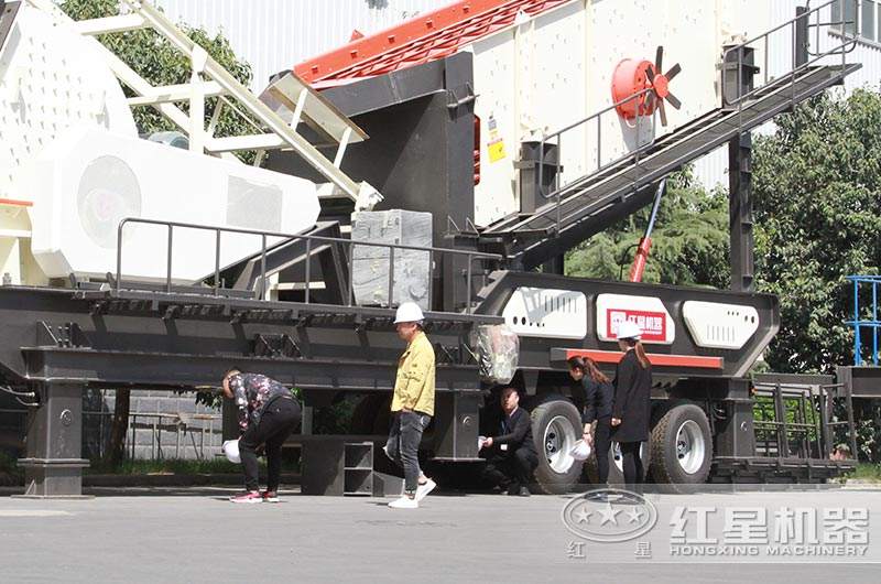 流動輪式軋石機