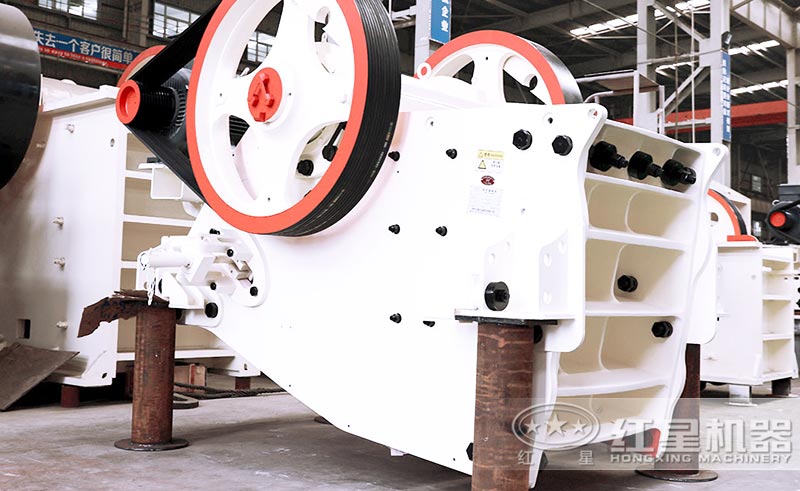 歐版顎式粉碎石頭機(jī)圖