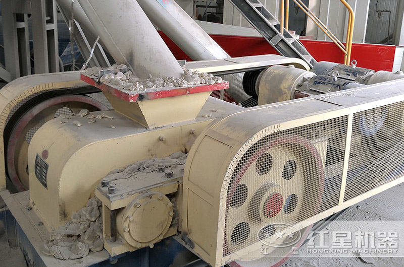 對輥式制砂機(jī)現(xiàn)場