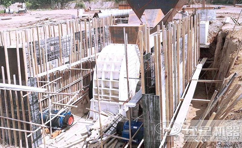 錘破機(jī)正在安裝中