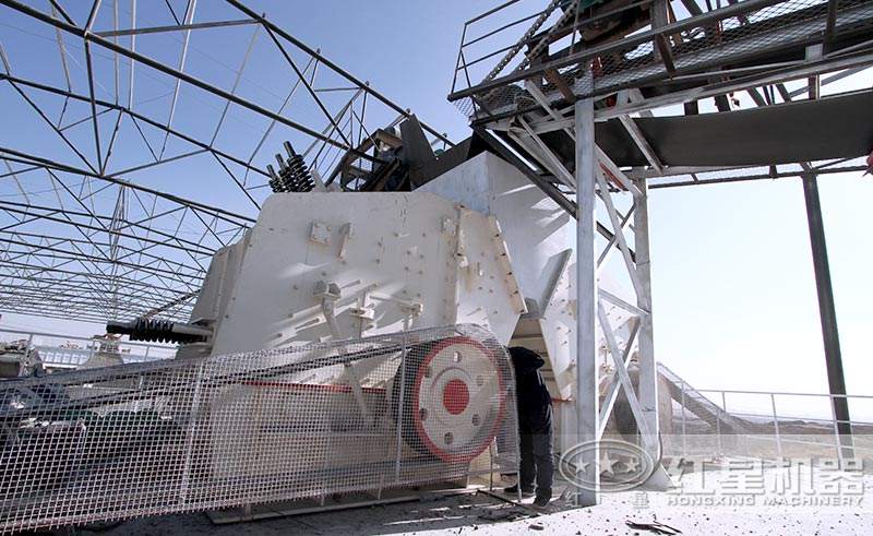 反擊式破碎機(jī)安裝現(xiàn)場