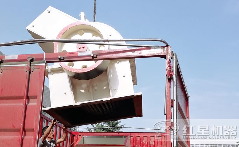 紅星小型錘式破碎石子機(jī)發(fā)貨中