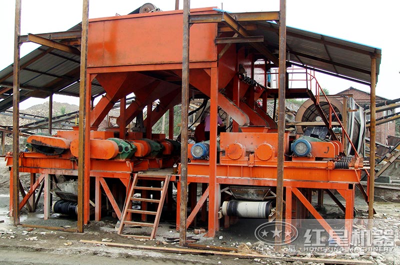 雙輥式破碎機(jī)作業(yè)現(xiàn)場