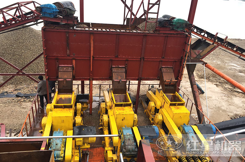 紅星對(duì)輥制砂機(jī)作業(yè)現(xiàn)場(chǎng)