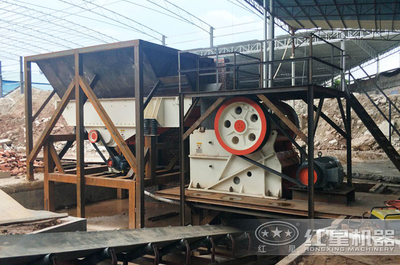 顎式破碎機(jī)工作現(xiàn)場(chǎng)圖片