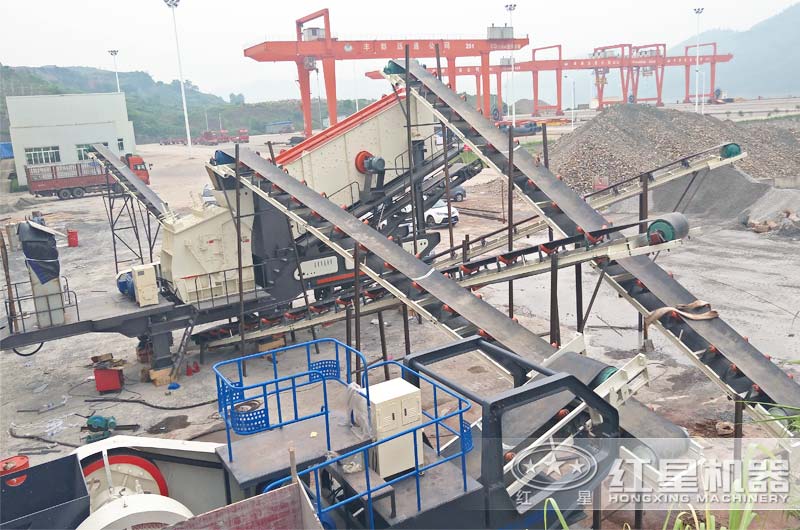 移動(dòng)式破碎生產(chǎn)線現(xiàn)場