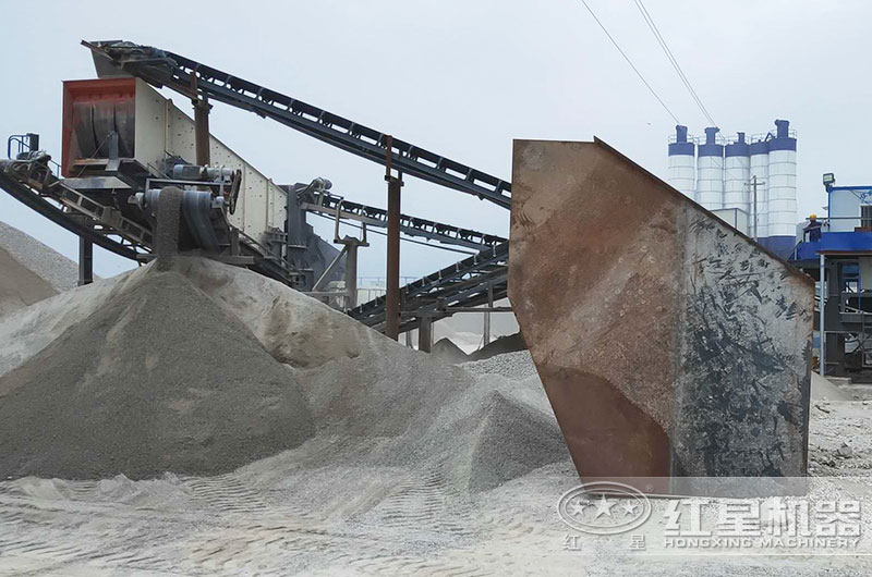 移動(dòng)青石破碎生產(chǎn)線現(xiàn)場