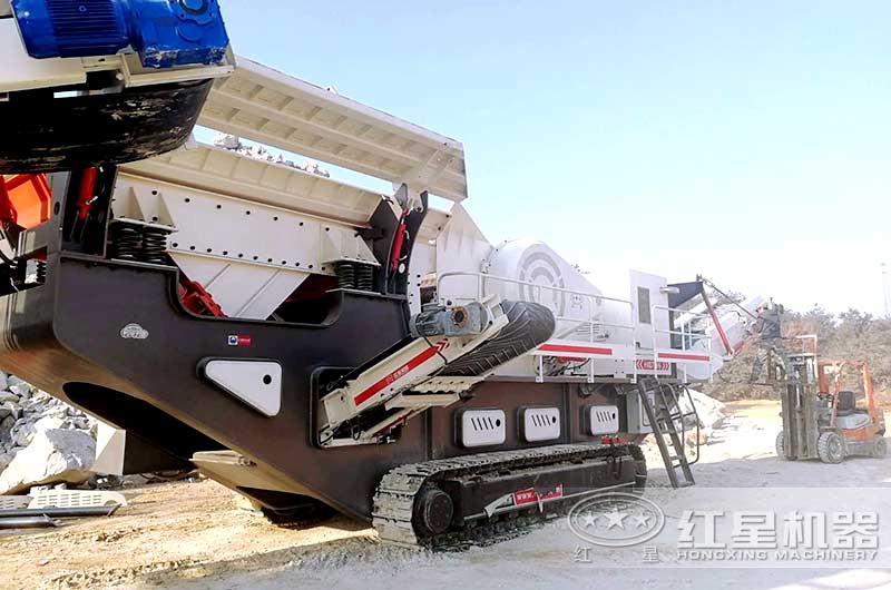 履帶式移動破作業(yè)現(xiàn)場