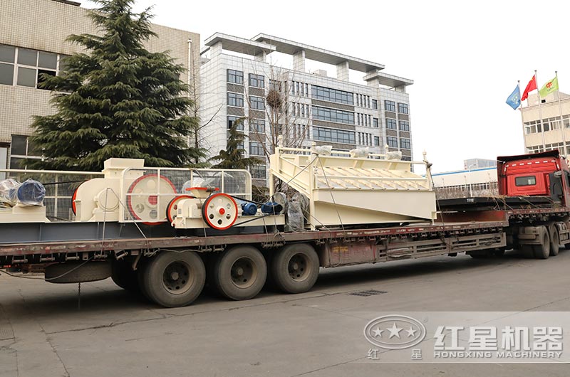 小型對(duì)輥式碎沙機(jī)發(fā)貨現(xiàn)場(chǎng)